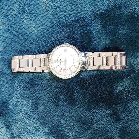 Virginia Silver Quartz Fossil Watch With Crystal Accents - Picture 5 of 15